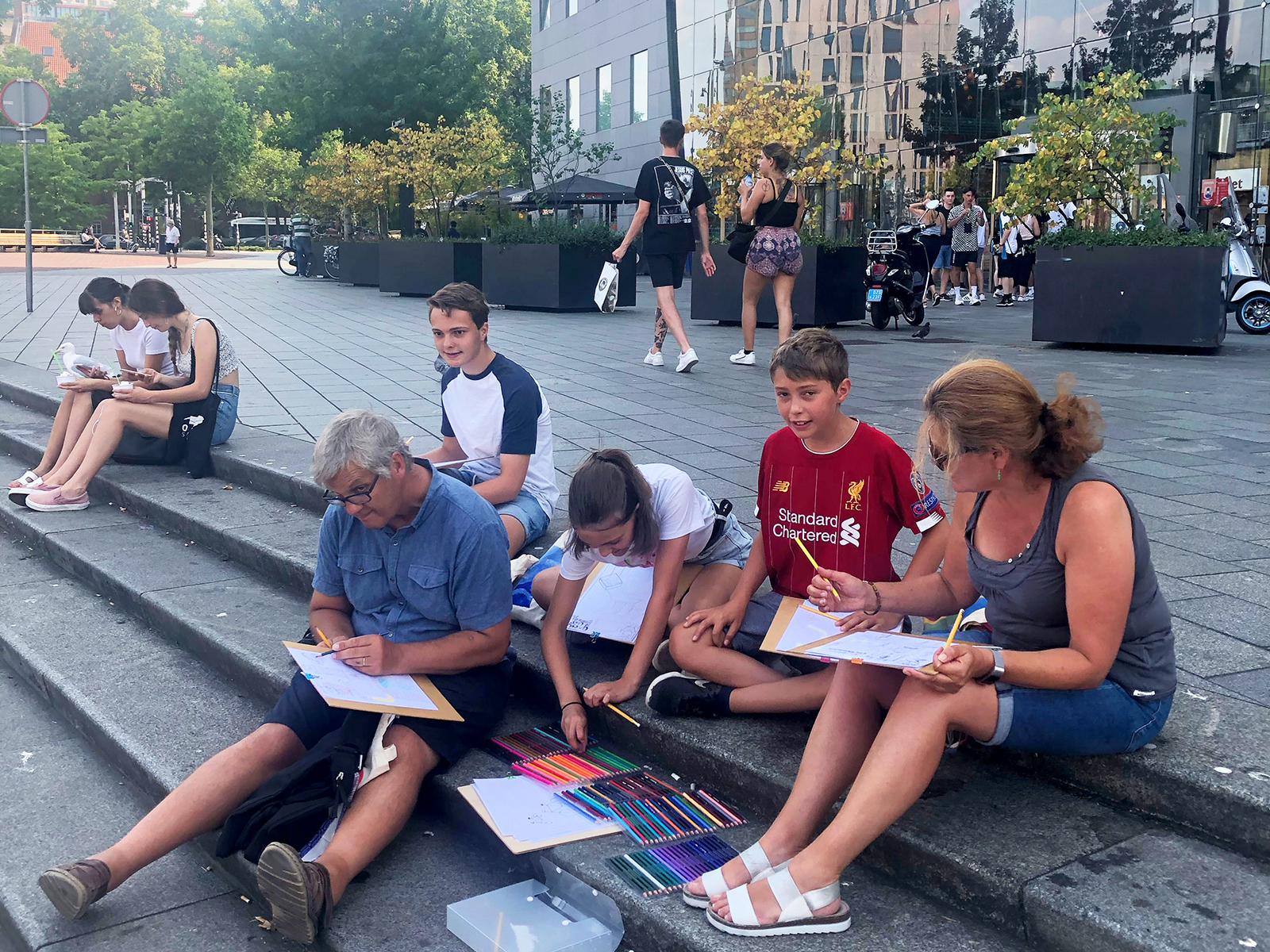 Met familie al tekenend een stad ontdekken