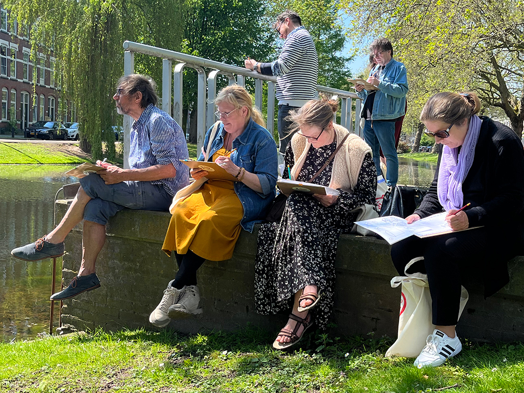 Samen het Vuilvishuisje tekenenen bij I draw Rotterdam Crooswijk” width=